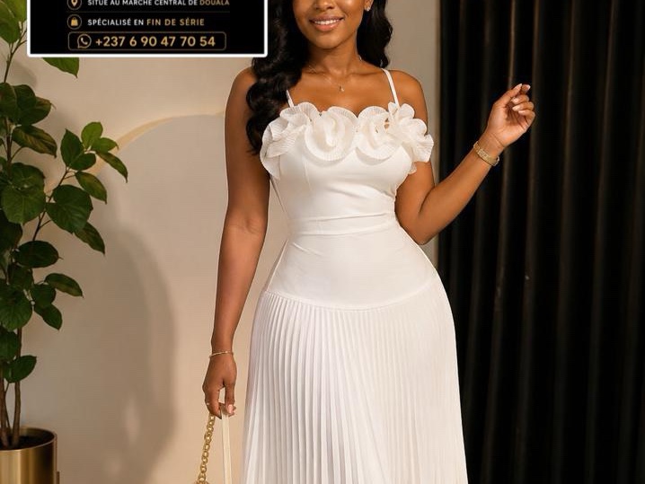 Robe longue blanche à volants et jupe plissée asymétrique